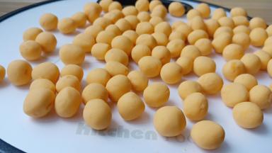 红薯面团搓一个个小球状。
