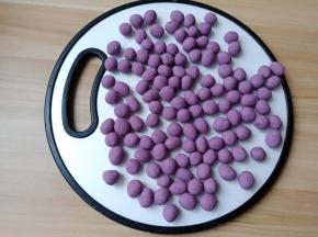 紫薯面团搓一个个小球状。