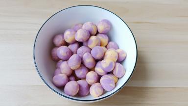 红薯面团加紫薯面团就是这个颜色。