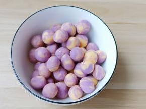 红薯面团加紫薯面团就是这个颜色。