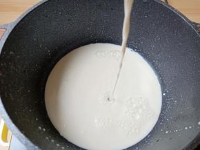 牛奶倒入锅里，小火加热。