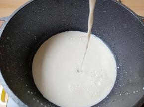 牛奶倒入锅里，小火加热。