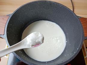 加热到牛奶周围冒泡关火，加白糖搅拌均匀，晾凉备用。