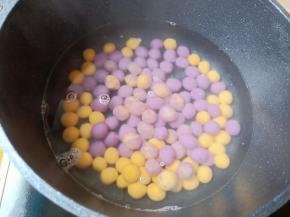 锅里多加清水，水开加入芋圆开大火煮。