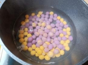 锅里多加清水，水开加入芋圆开大火煮。