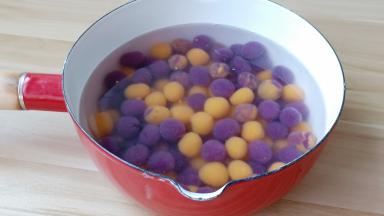 煮好的芋圆过凉水。