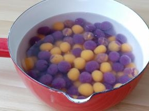 煮好的芋圆过凉水。