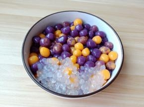 芋圆，西米加入碗里。