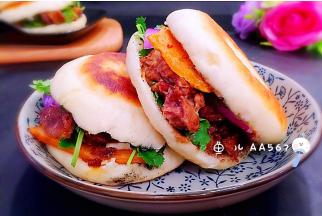 将喜欢的蔬菜、辣酱和剁碎的牛肉夹入饼中，美美的开吃吧！