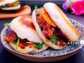 将喜欢的蔬菜、辣酱和剁碎的牛肉夹入饼中，美美的开吃吧！