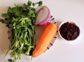 等待醒发时准备夹馍的蔬菜和辣酱