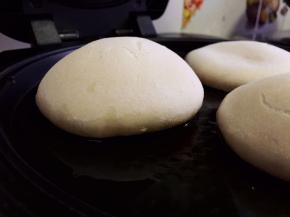 发面饼用电饼铛烙熟