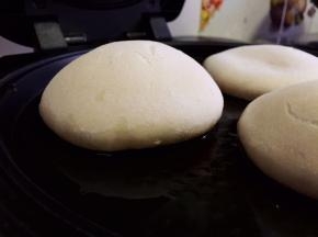 发面饼用电饼铛烙熟