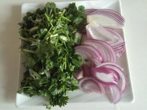 香菜切段，紫洋葱切丝