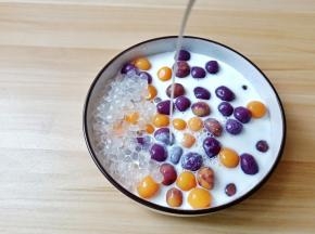 加入凉透的牛奶，喜欢冰的可以加两个小冰块。