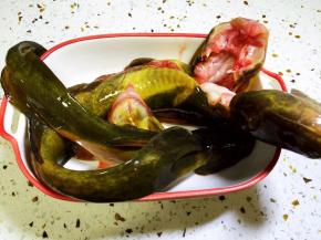 牛尾巴鱼去鳃、去内脏，洗净