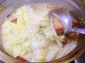 汤汁发白，稍微浓稠一些即可，盛出装碗时放些香菜