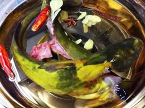 放入调料，大火烧开后转中火煮10分钟