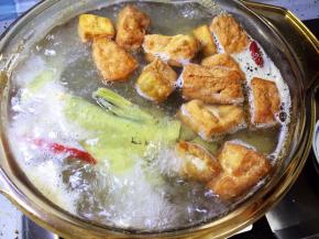 放入豆腐泡继续煮10分钟