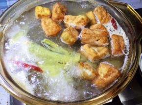 放入豆腐泡继续煮10分钟