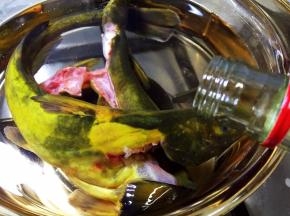 倒入料酒