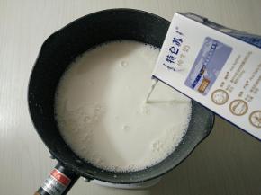 再倒入剩下的牛奶。