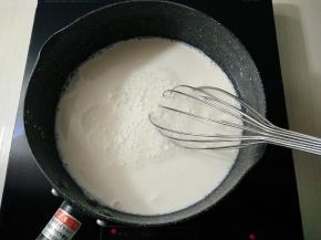 搅匀，放在炉灶上小火加热，不停搅拌，以免糊锅。