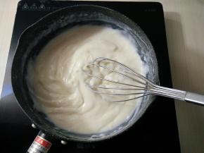 在小火加热的过程中，牛奶糊会越搅越浓稠，就可以关火。