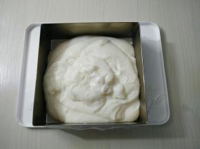 将奶糊倒入容器中（我用的6寸慕斯模），尽量将表面抹平。