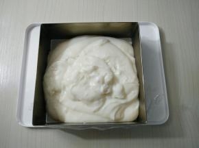 将奶糊倒入容器中（我用的6寸慕斯模），尽量将表面抹平。