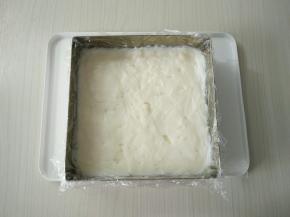 盖上一层保鲜膜，放入冰箱2-3小时或冷藏过夜。