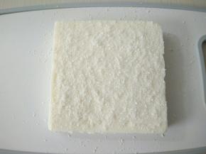 将冷藏一晚的奶冻取出，脱模，表面撒一些椰蓉。