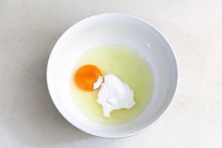 往鸡蛋内加糖粉。