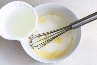 加入玉米油和牛奶。