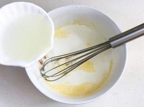 加入玉米油和牛奶。