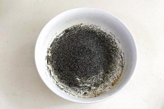 筛入低筋面粉和黑芝麻粉。