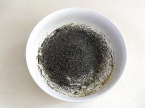 筛入低筋面粉和黑芝麻粉。