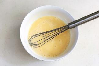 用手动打蛋器搅拌均匀。