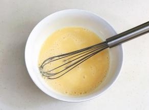 用手动打蛋器搅拌均匀。