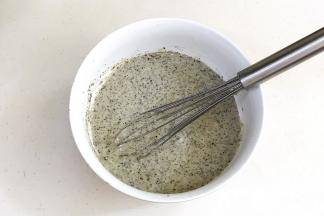 用手动打蛋器画“一”字或““井”字拌匀。