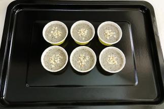 倒入蛋糕杯中，七八分满，表面撒上少许花生碎。