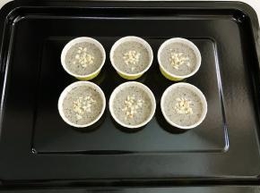 倒入蛋糕杯中，七八分满，表面撒上少许花生碎。