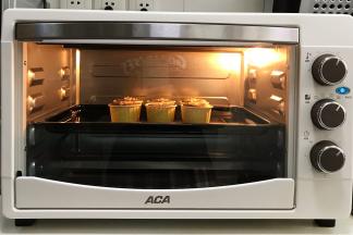 入预热的ACA北美电器MS32G烤箱中，上下火175度约15分钟。