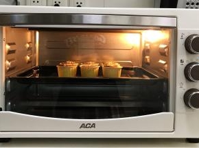 入预热的ACA北美电器MS32G烤箱中，上下火175度约15分钟。