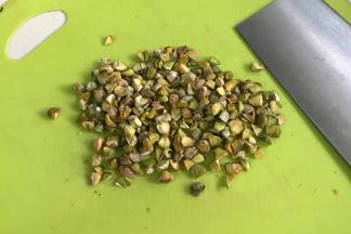 用刀把开心果切碎。