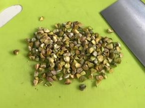 用刀把开心果切碎。
