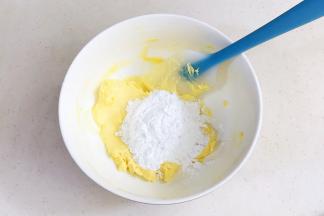 黄油软化后加糖粉，用刮刀按压拌匀。