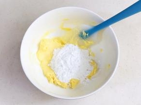黄油软化后加糖粉，用刮刀按压拌匀。