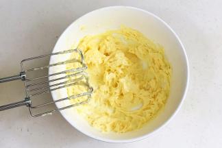 用电动打蛋器搅拌均匀。