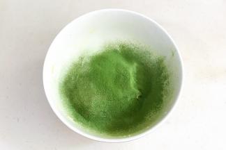 筛入低筋面粉、抹茶粉和全脂奶粉。